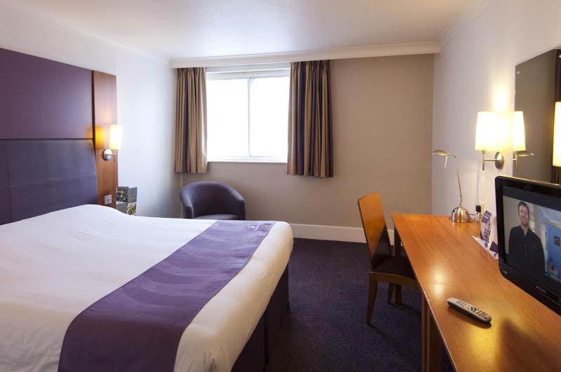 Premier Inn Aylesbury Exterior foto