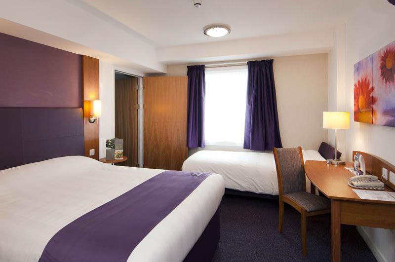 Premier Inn Aylesbury Exterior foto